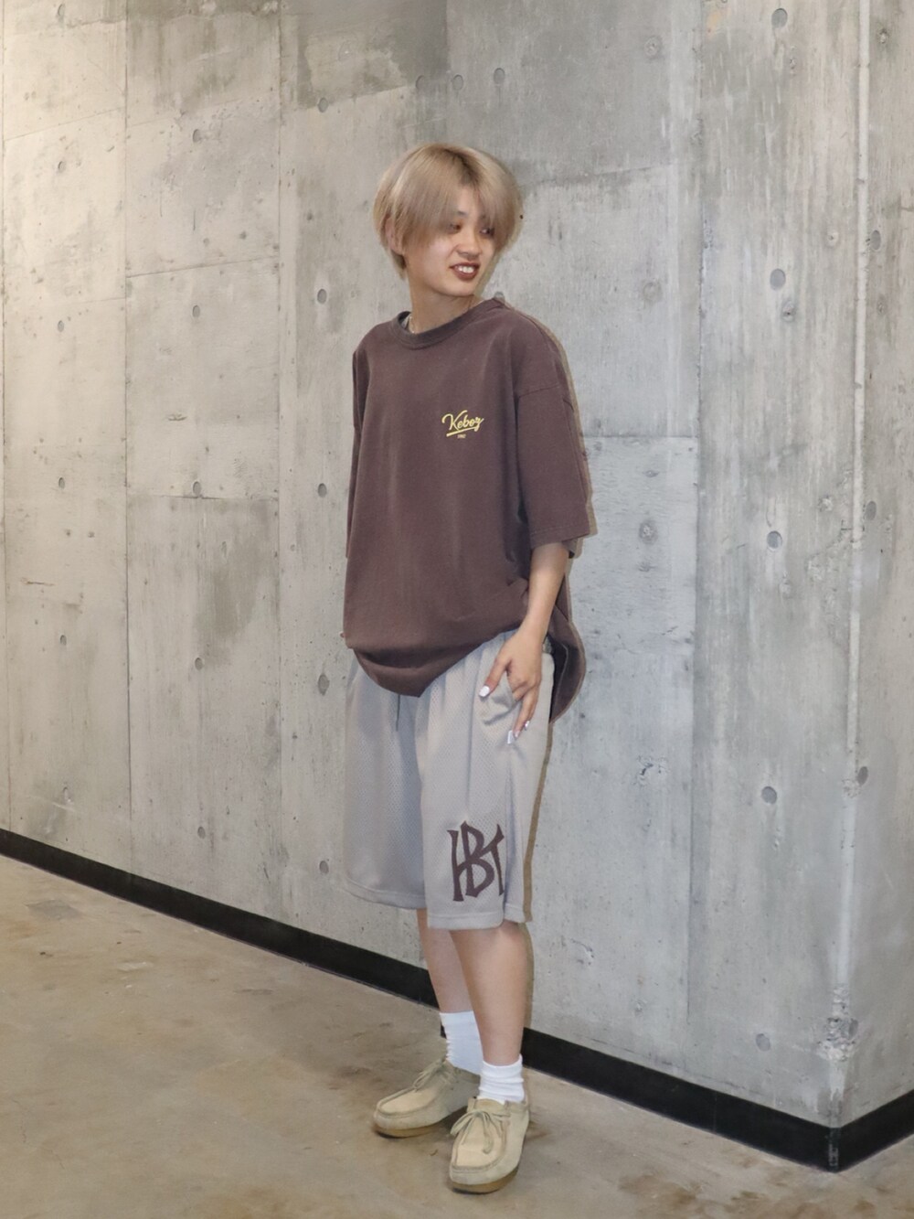 ブラウン系のTシャツ/カットソー、ベージュ系のその他パンツを着用したレディースの春コーディネートの4枚目の写真