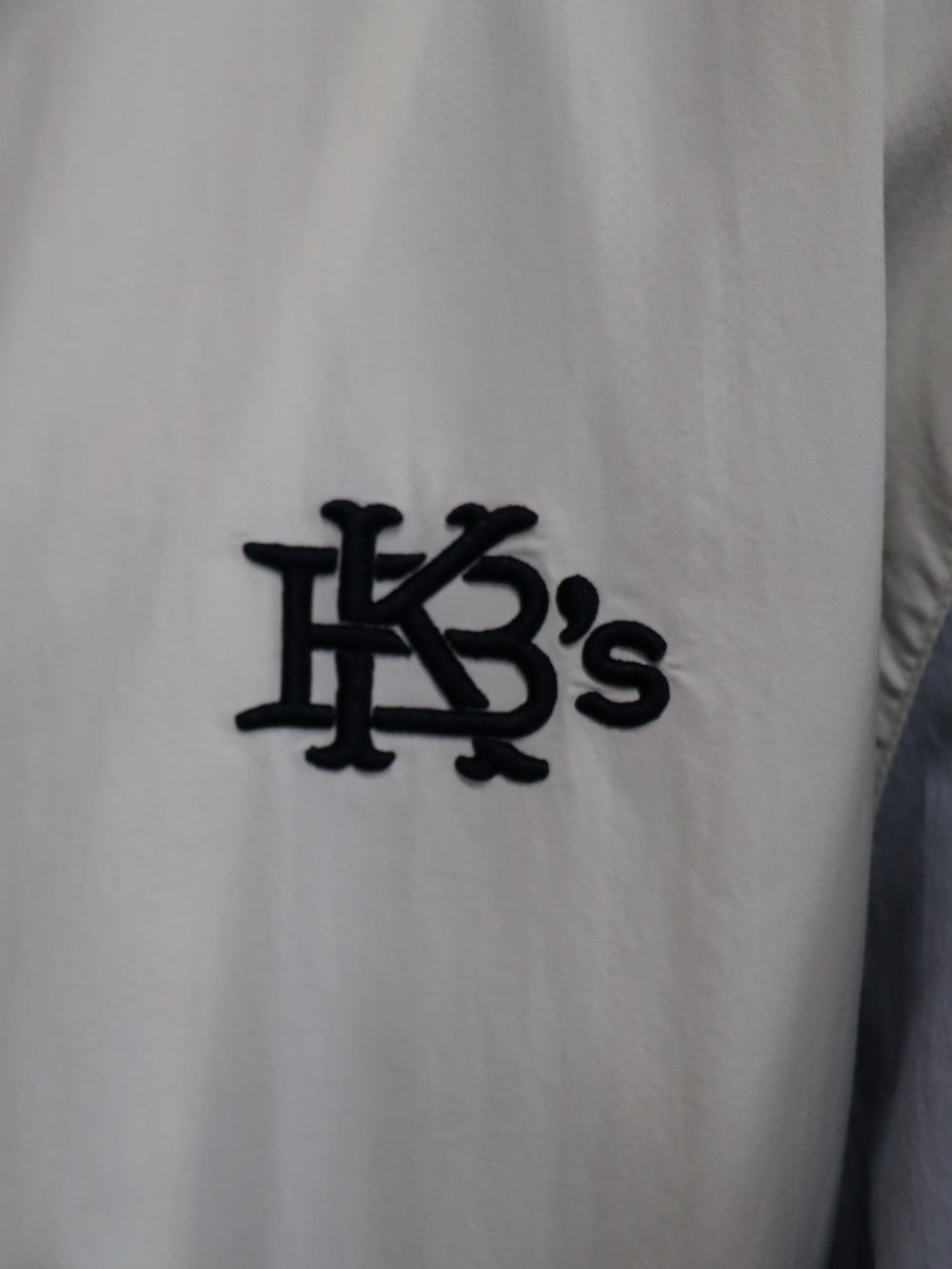 ホワイト系のナイロンジャケット、ブルー系のTシャツ/カットソー、ブルー系のパンツを着用したレディースの春コーディネートの4枚目の写真