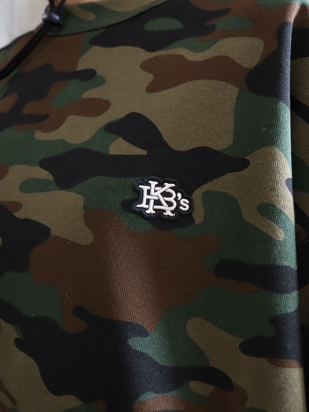 その他のTシャツ/カットソー、その他のスウェットパンツ、イエロー系のTシャツ/カットソーを着用したレディースの夏コーディネートの3枚目の写真