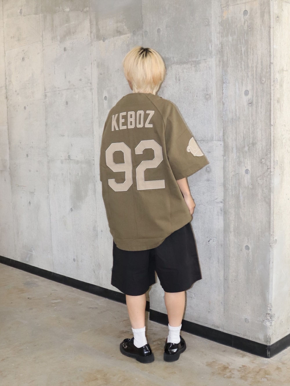 グリーン系のシャツ/ブラウス、ホワイト系のTシャツ/カットソーを着用したレディースの夏コーディネートの2枚目の写真