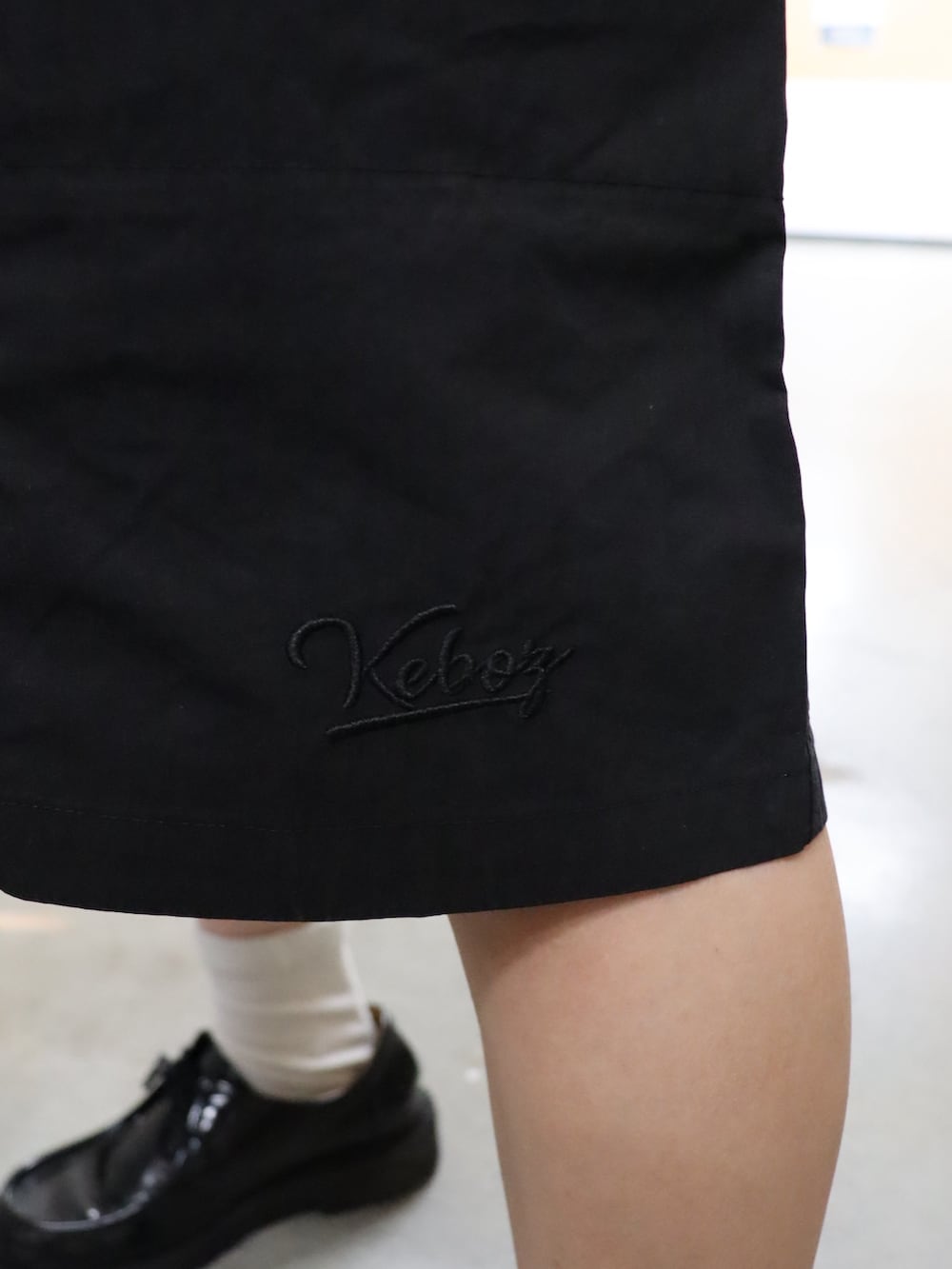 グリーン系のシャツ/ブラウス、ホワイト系のTシャツ/カットソーを着用したレディースの夏コーディネートの3枚目の写真