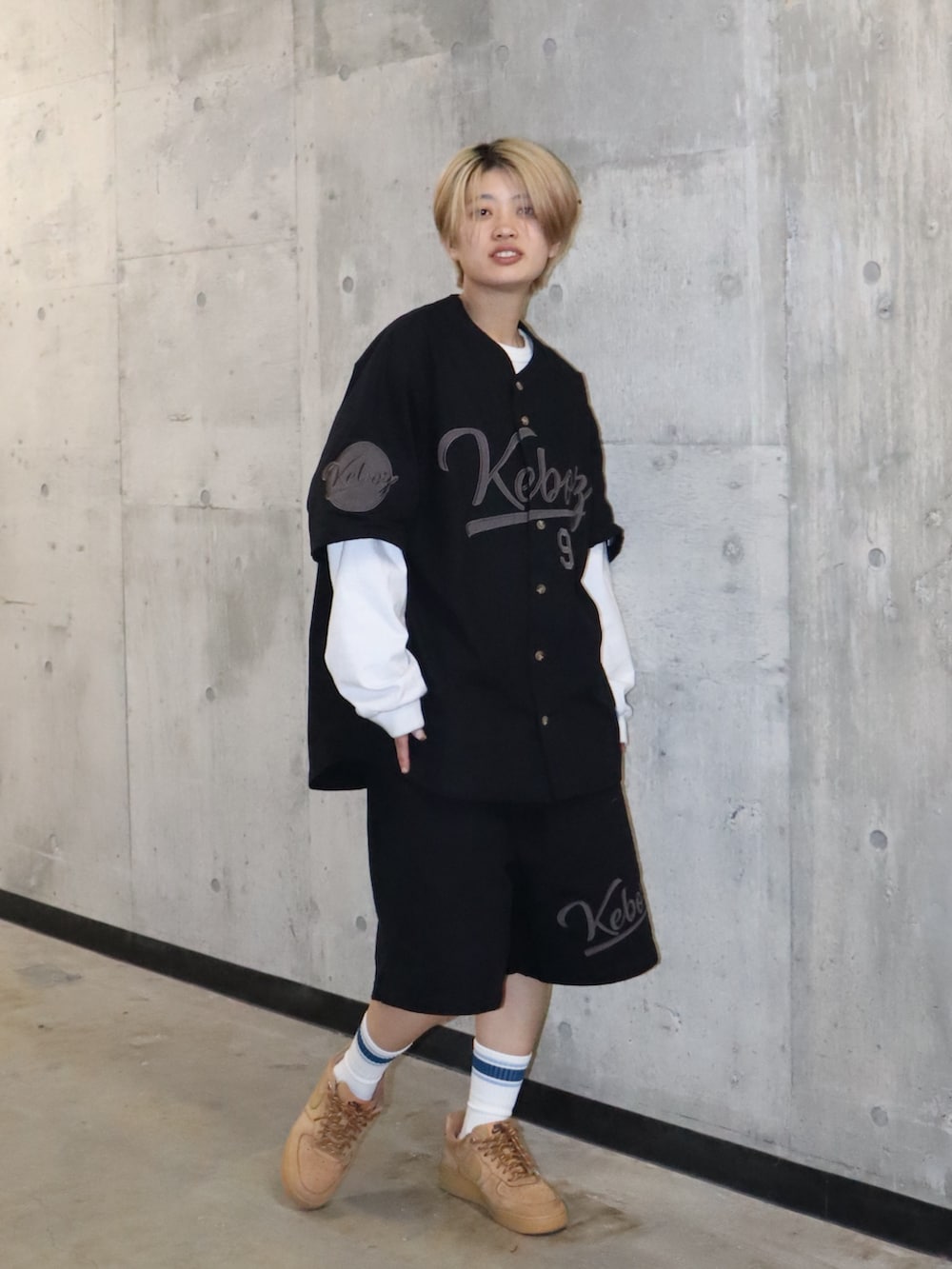 ブラック系のその他パンツ、ブラック系のシャツ/ブラウス、ホワイト系のTシャツ/カットソーを着用したレディースの春コーディネートの2枚目の写真