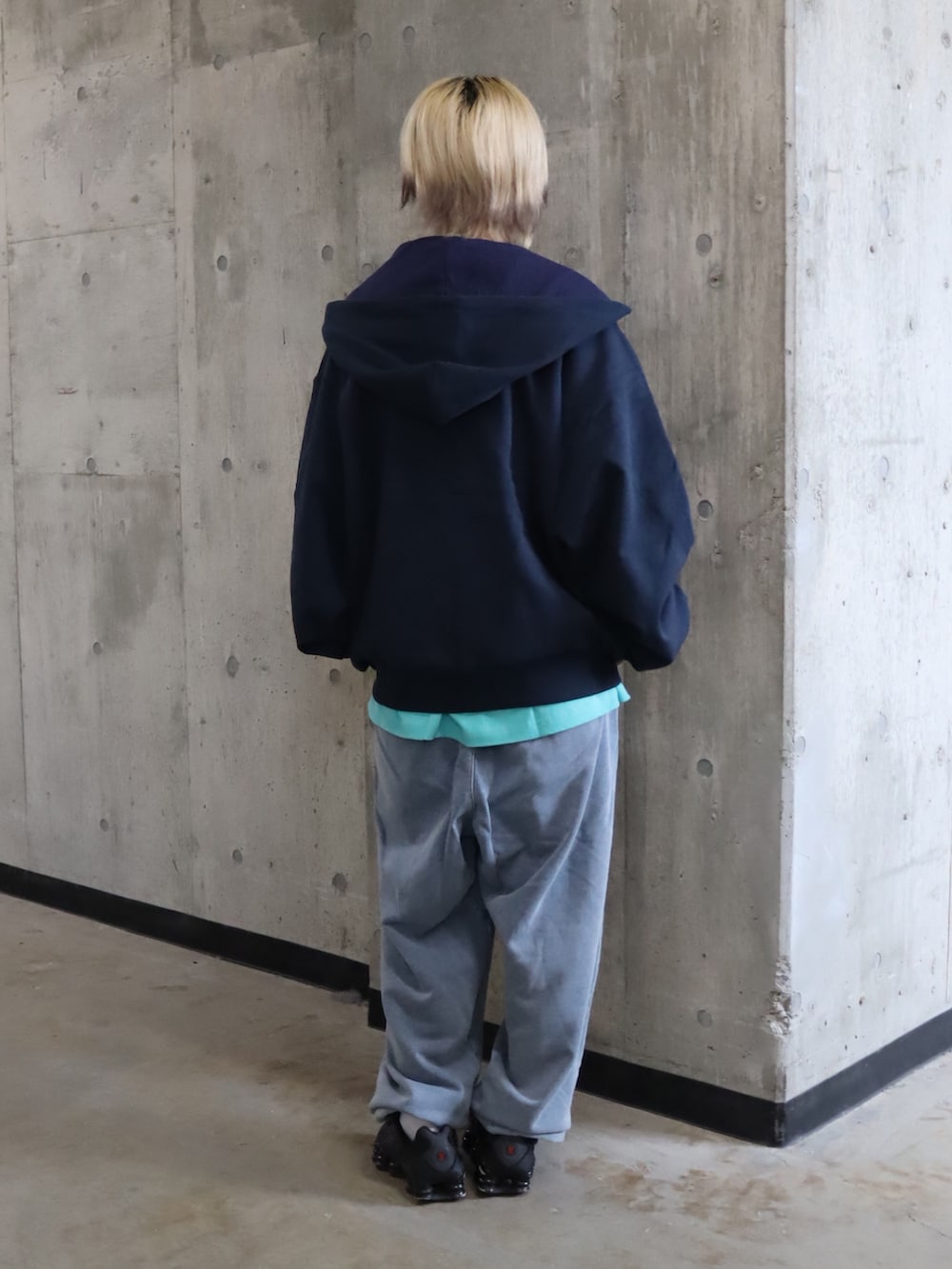 ブルー系のパーカー、ブルー系のスウェットパンツ、ブルー系のTシャツ/カットソーを着用したレディースの秋コーディネートの2枚目の写真