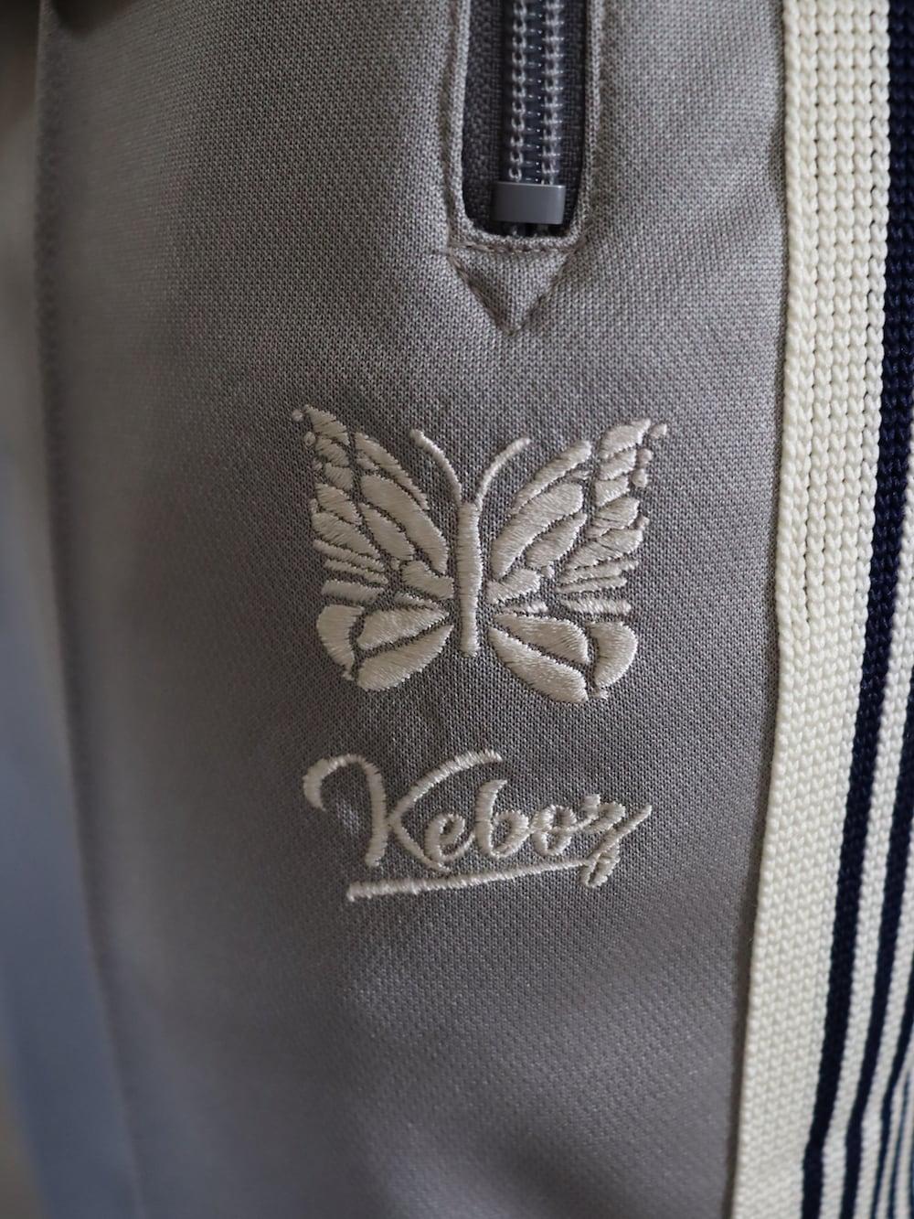 グレー系のスラックス、イエロー系のTシャツ/カットソー、オレンジ系のニットキャップ/ビーニーを着用したレディースの春コーディネートの5枚目の写真