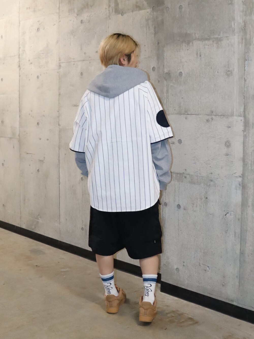ホワイト系のTシャツ/カットソー、ホワイト系のシャツ/ブラウス、ブラック系のその他パンツを着用したレディースの春コーディネートの3枚目の写真