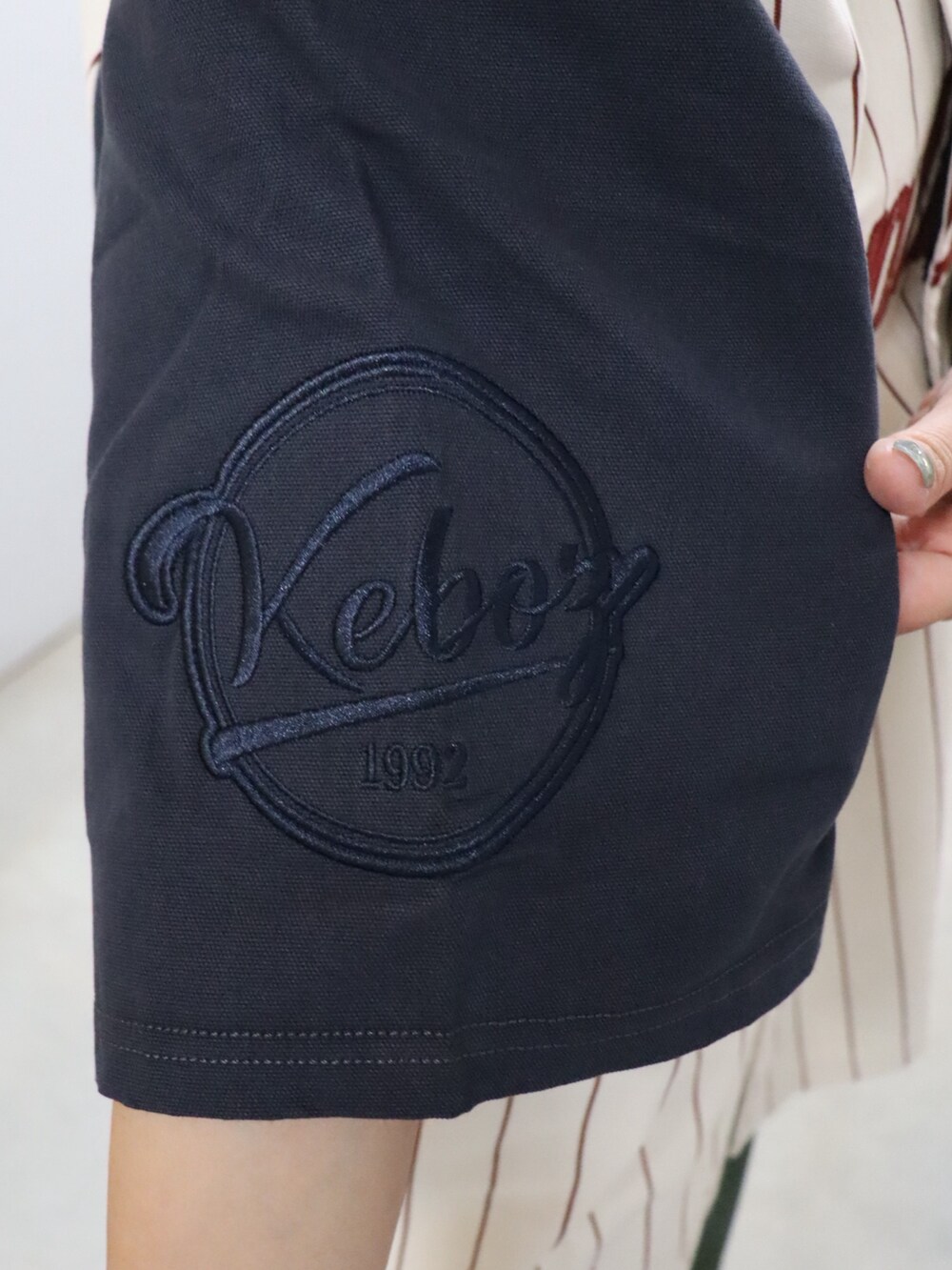 グリーン系のその他パンツ、グレー系のTシャツ/カットソー、ホワイト系のソックス/靴下を着用したレディースの夏コーディネートの4枚目の写真
