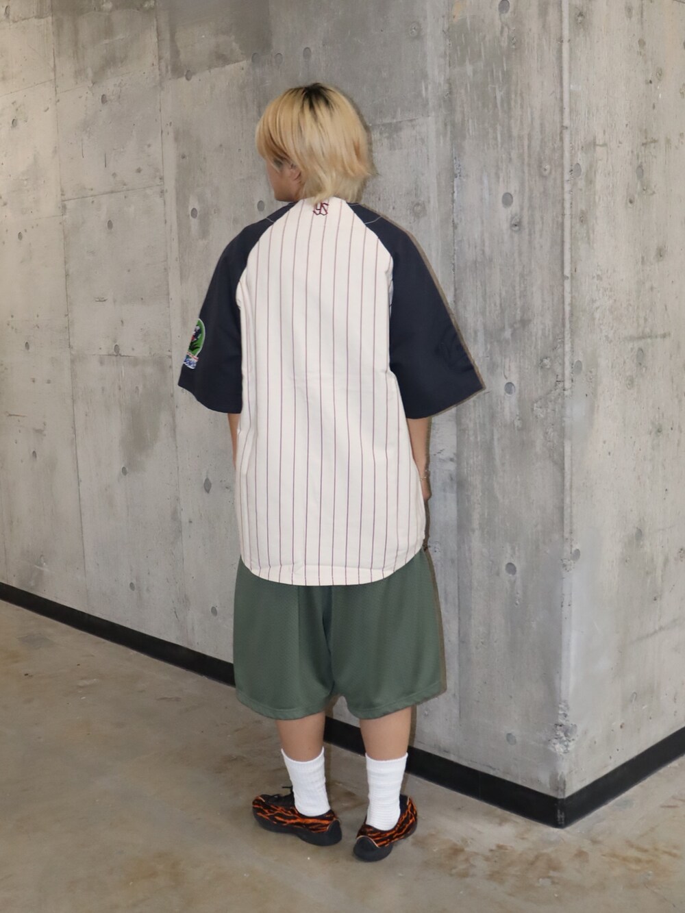 グリーン系のその他パンツ、グレー系のTシャツ/カットソー、ホワイト系のソックス/靴下を着用したレディースの夏コーディネートの2枚目の写真
