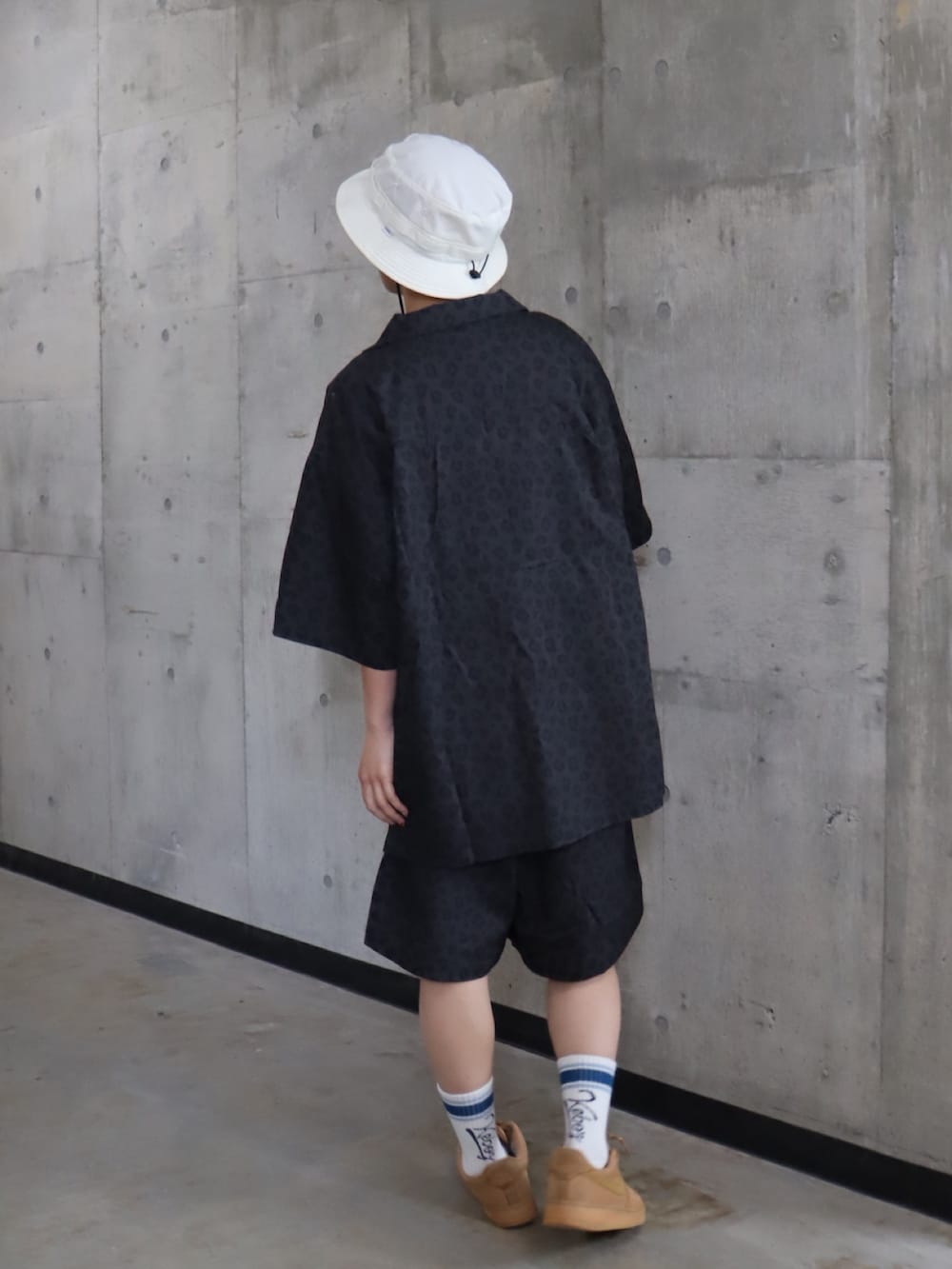 イエロー系のTシャツ/カットソー、ブラック系のシャツ/ブラウス、ブラック系のカーゴパンツを着用したレディースの春コーディネートの4枚目の写真