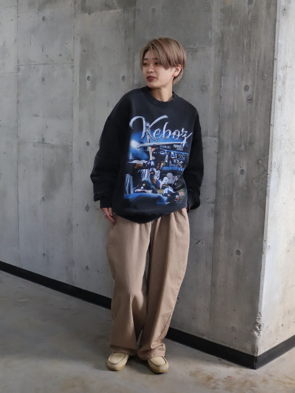 グリーン系のナイロンジャケット、ベージュ系のデニムパンツを着用したレディースの春コーディネートの4枚目の写真