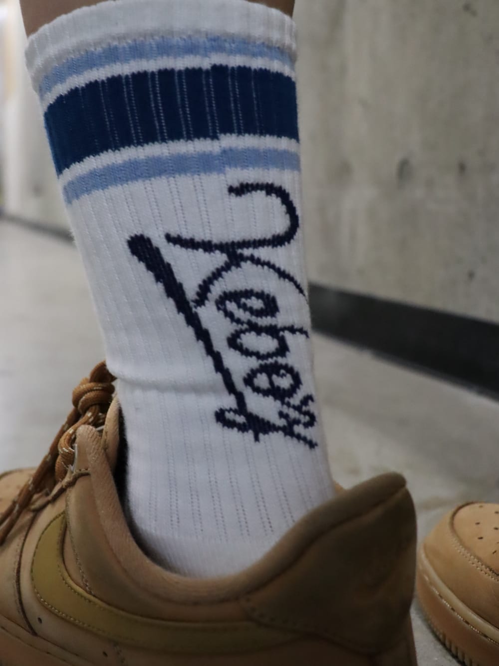 ブラック系のその他パンツ、ブラック系のシャツ/ブラウス、ホワイト系のTシャツ/カットソーを着用したレディースの春コーディネートの6枚目の写真