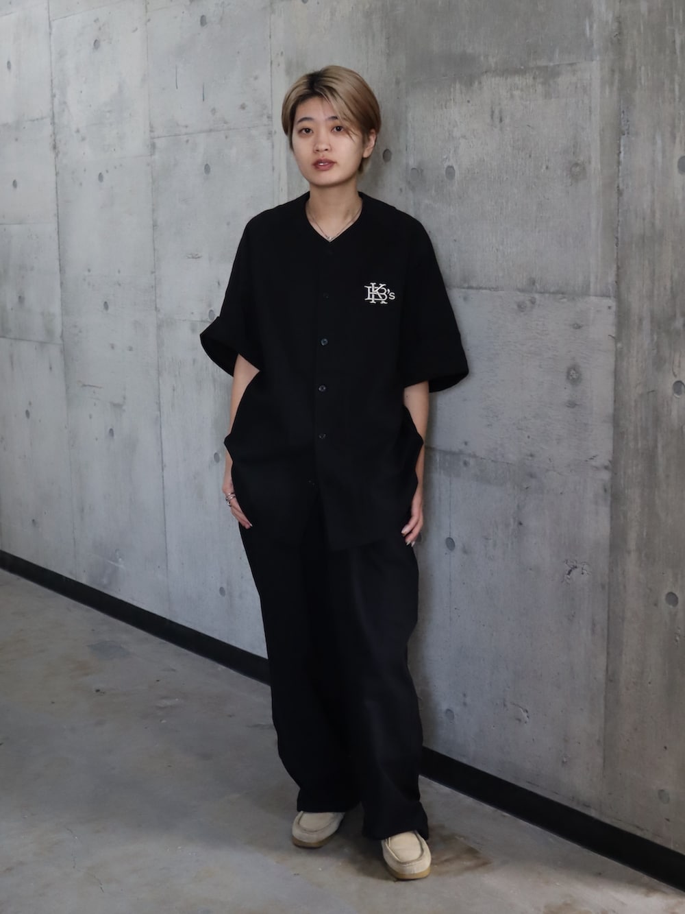 ブラック系のシャツ/ブラウス、ブラック系のその他パンツを着用したレディースの春コーディネートの2枚目の写真