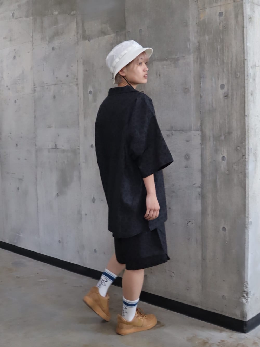 イエロー系のTシャツ/カットソー、ブラック系のシャツ/ブラウス、ブラック系のカーゴパンツを着用したレディースの春コーディネートの3枚目の写真