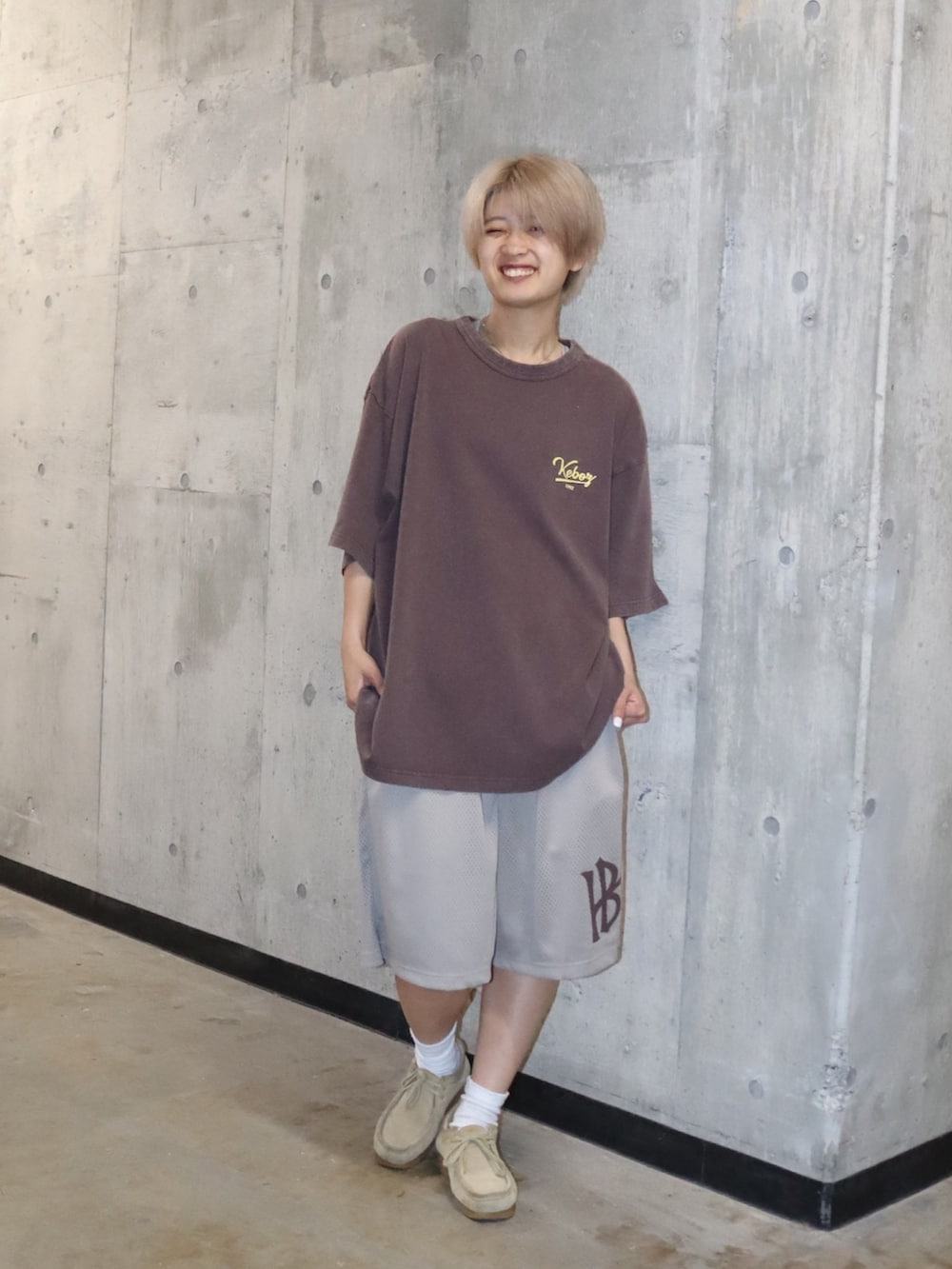 ブラウン系のTシャツ/カットソー、ベージュ系のその他パンツを着用したレディースの春コーディネートの2枚目の写真