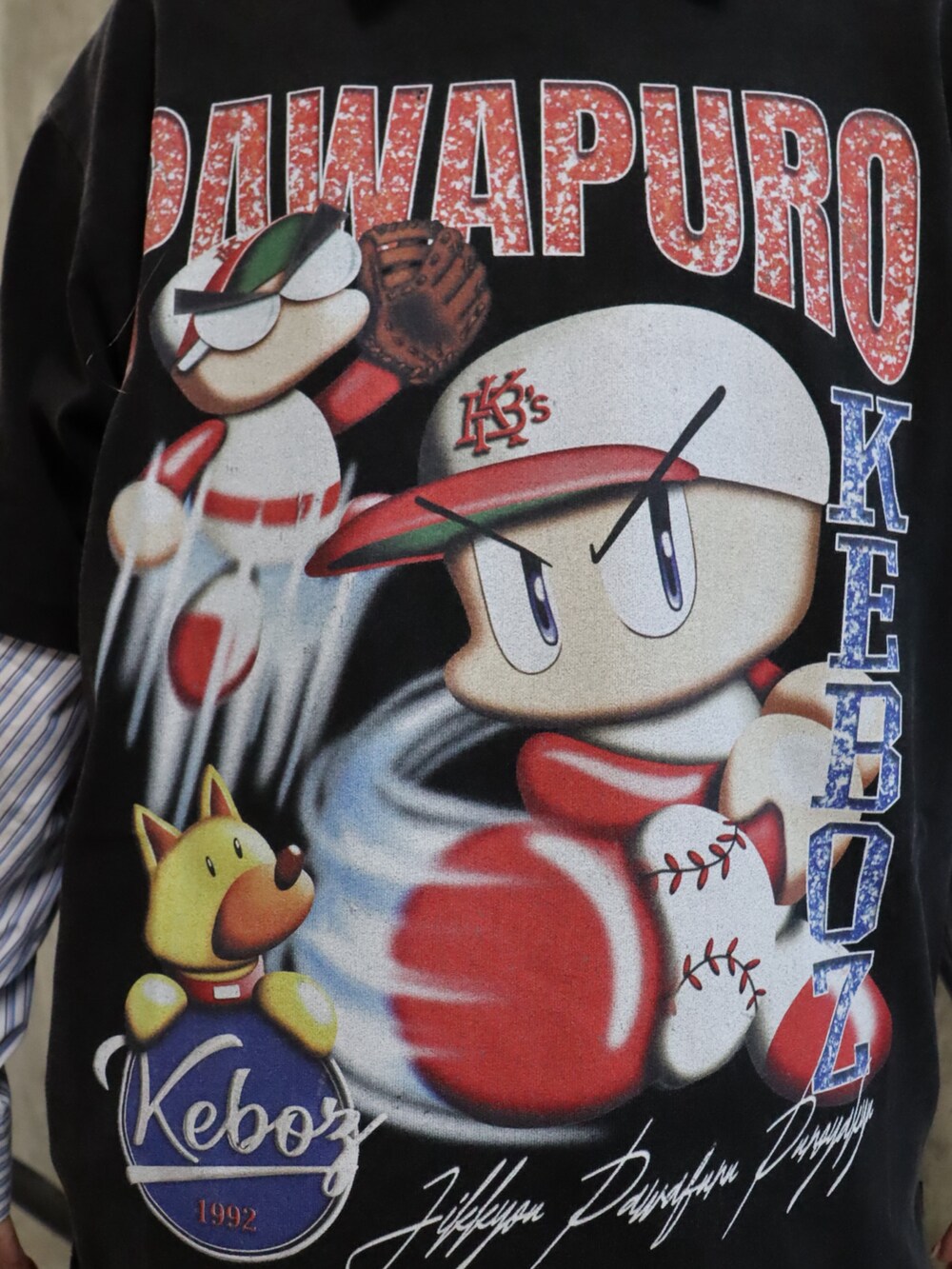 ブラック系のTシャツ/カットソー、ブルー系のシャツ/ブラウス、ブルー系のデニムパンツを着用したレディースの秋コーディネートの3枚目の写真