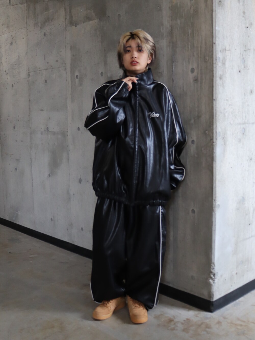ブラック系のブルゾン、ブラック系のその他パンツ、グレー系のTシャツ/カットソーを着用したレディースの秋コーディネートの2枚目の写真