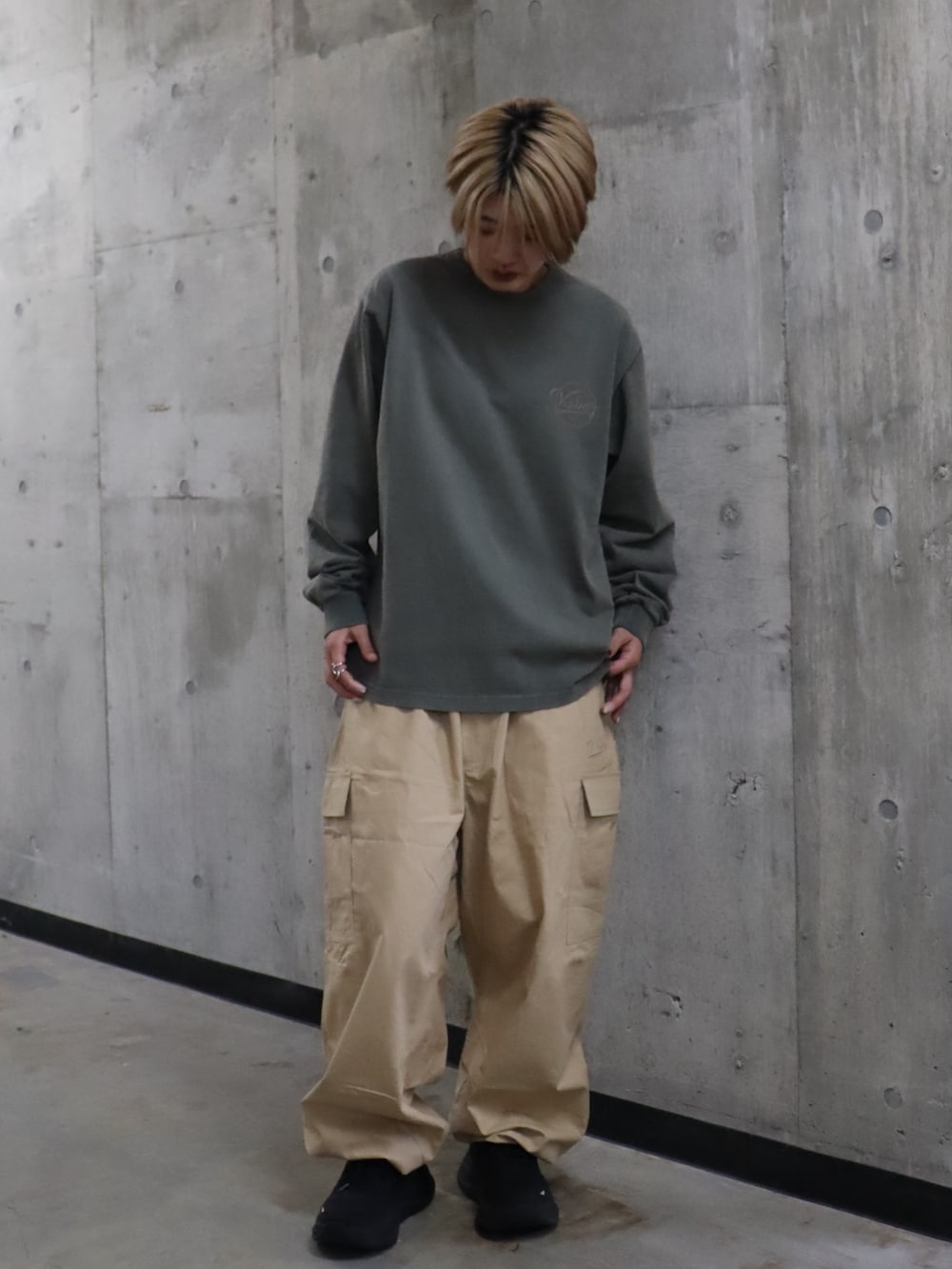 グリーン系のTシャツ/カットソー、ベージュ系のカーゴパンツを着用したレディースの春コーディネートの2枚目の写真