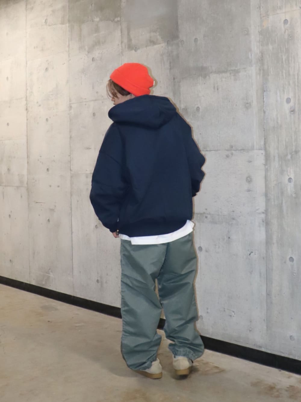 ブルー系のパーカー、グリーン系のカーゴパンツ、オレンジ系のニットキャップ/ビーニーを着用したレディースの春コーディネートの4枚目の写真