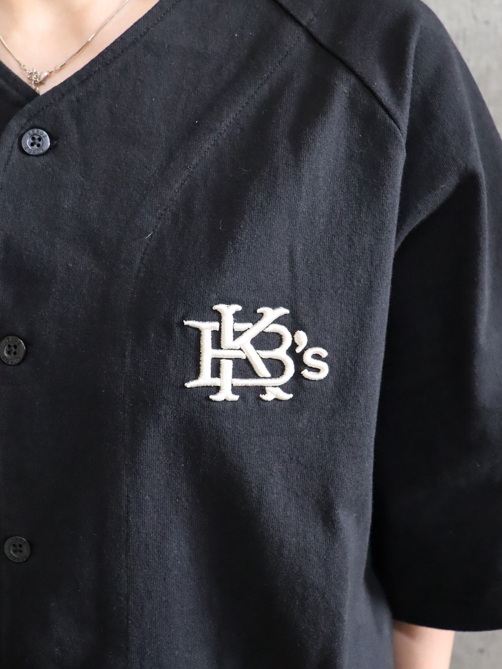 ブラック系のシャツ/ブラウス、ブラック系のその他パンツを着用したレディースの春コーディネートの4枚目の写真