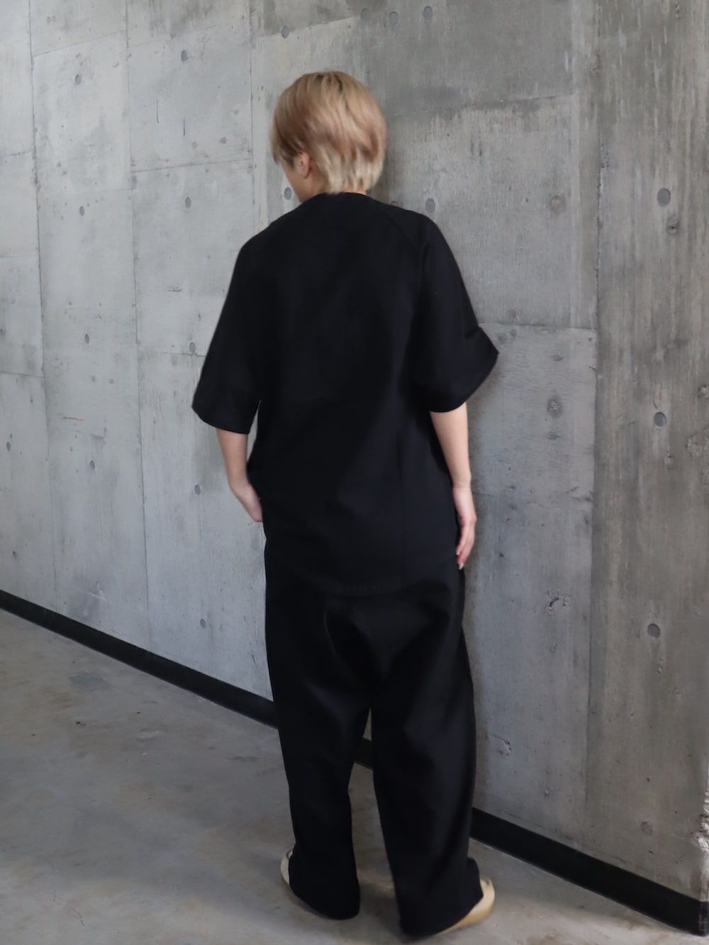 ブラック系のシャツ/ブラウス、ブラック系のその他パンツを着用したレディースの春コーディネートの3枚目の写真