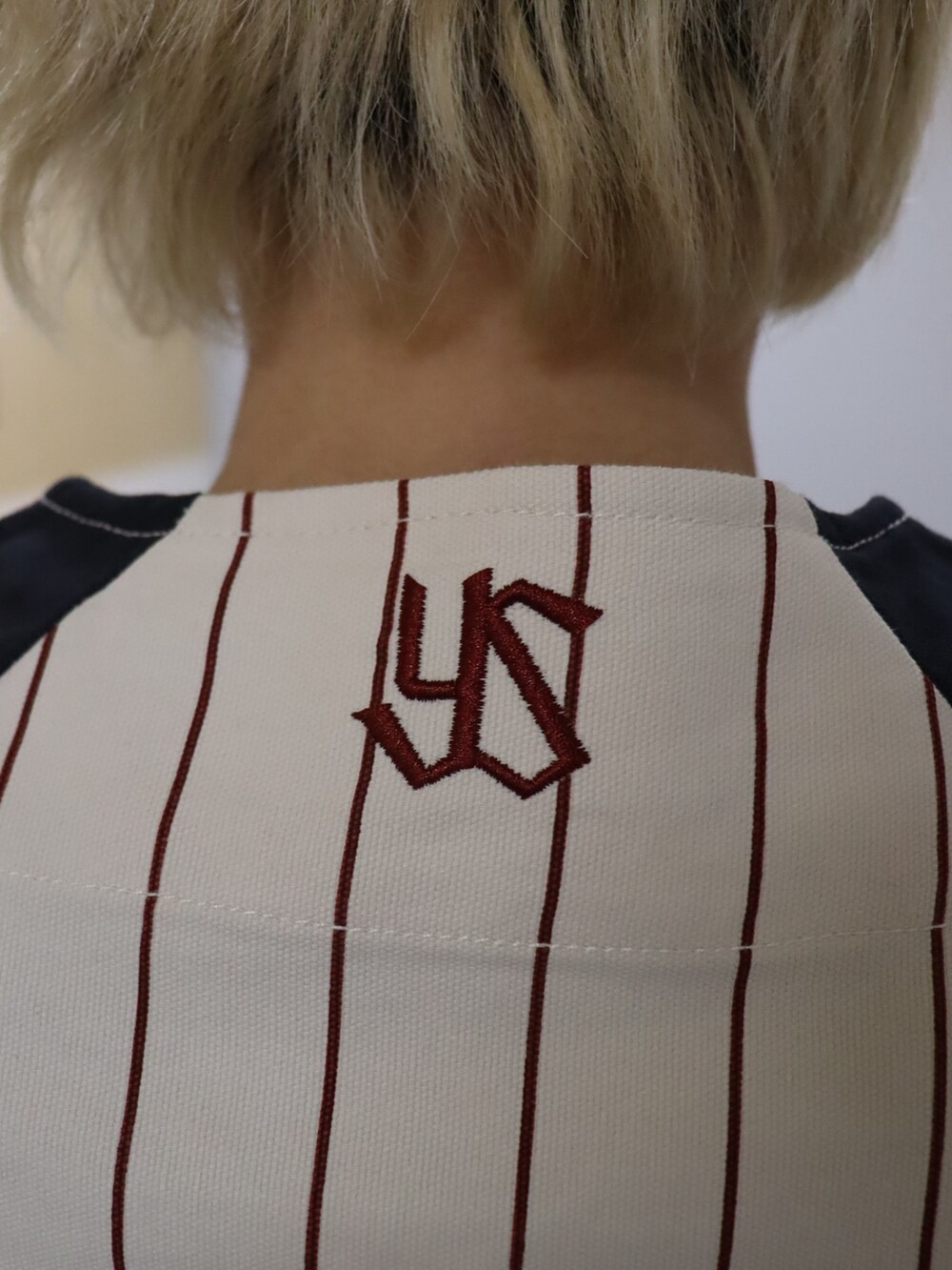 グリーン系のその他パンツ、グレー系のTシャツ/カットソー、ホワイト系のソックス/靴下を着用したレディースの夏コーディネートの3枚目の写真