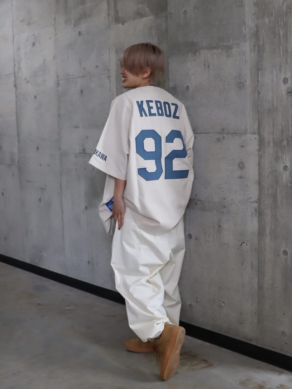 グレー系のTシャツ/カットソー、ベージュ系のカーゴパンツ、ベージュ系のシャツ/ブラウスを着用したレディースの春コーディネートの3枚目の写真