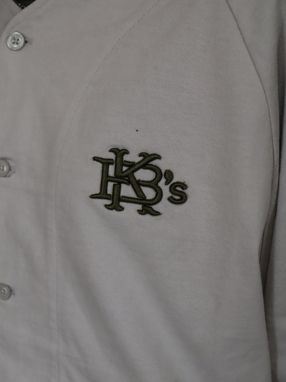 グレー系のシャツ/ブラウス、グリーン系のTシャツ/カットソー、その他のカーゴパンツを着用したレディースの春コーディネートの4枚目の写真