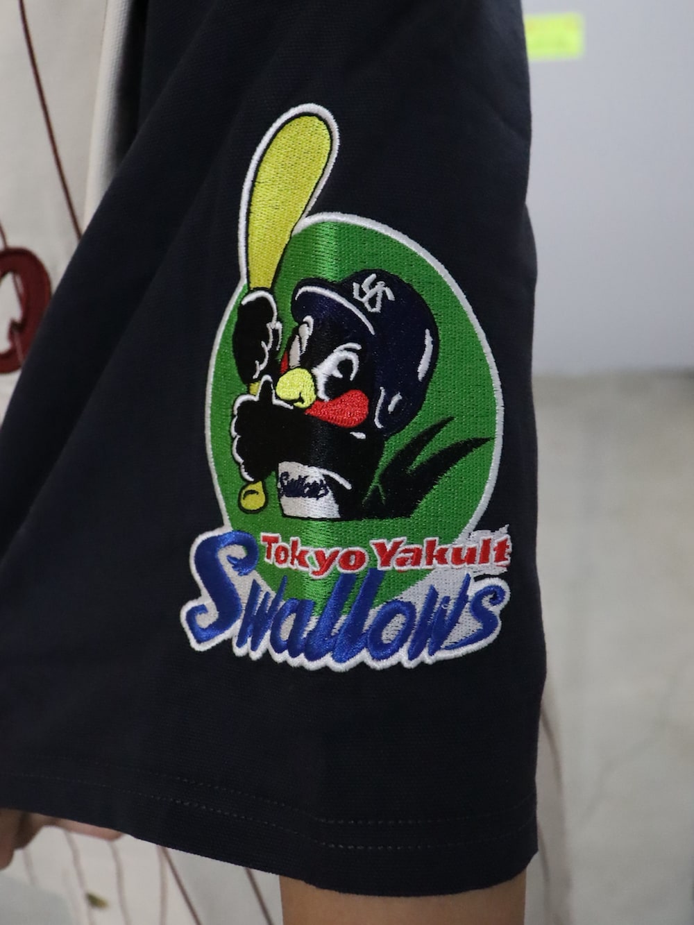 グリーン系のその他パンツ、グレー系のTシャツ/カットソー、ホワイト系のソックス/靴下を着用したレディースの夏コーディネートの5枚目の写真