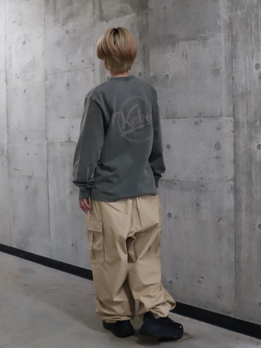 グリーン系のTシャツ/カットソー、ベージュ系のカーゴパンツを着用したレディースの春コーディネートの3枚目の写真