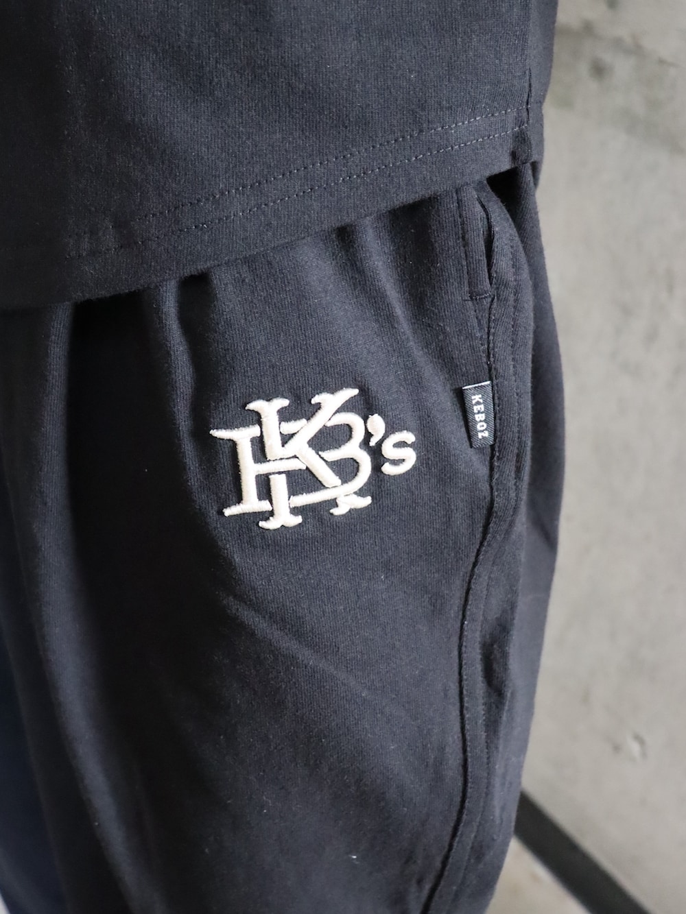 ブラック系のシャツ/ブラウス、ブラック系のその他パンツを着用したレディースの春コーディネートの5枚目の写真