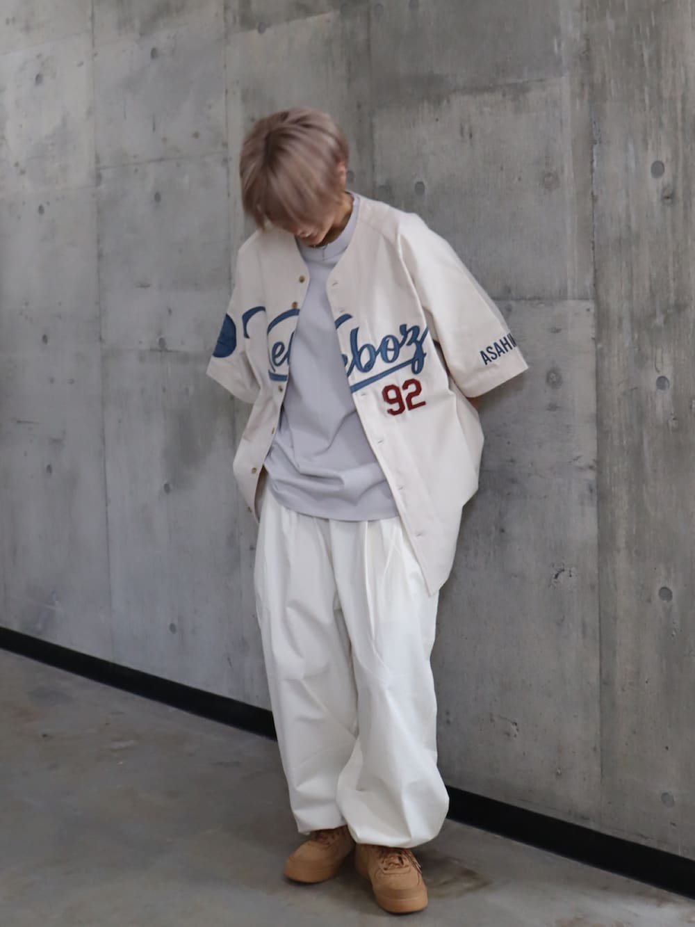 グレー系のTシャツ/カットソー、ベージュ系のカーゴパンツ、ベージュ系のシャツ/ブラウスを着用したレディースの春コーディネートの2枚目の写真