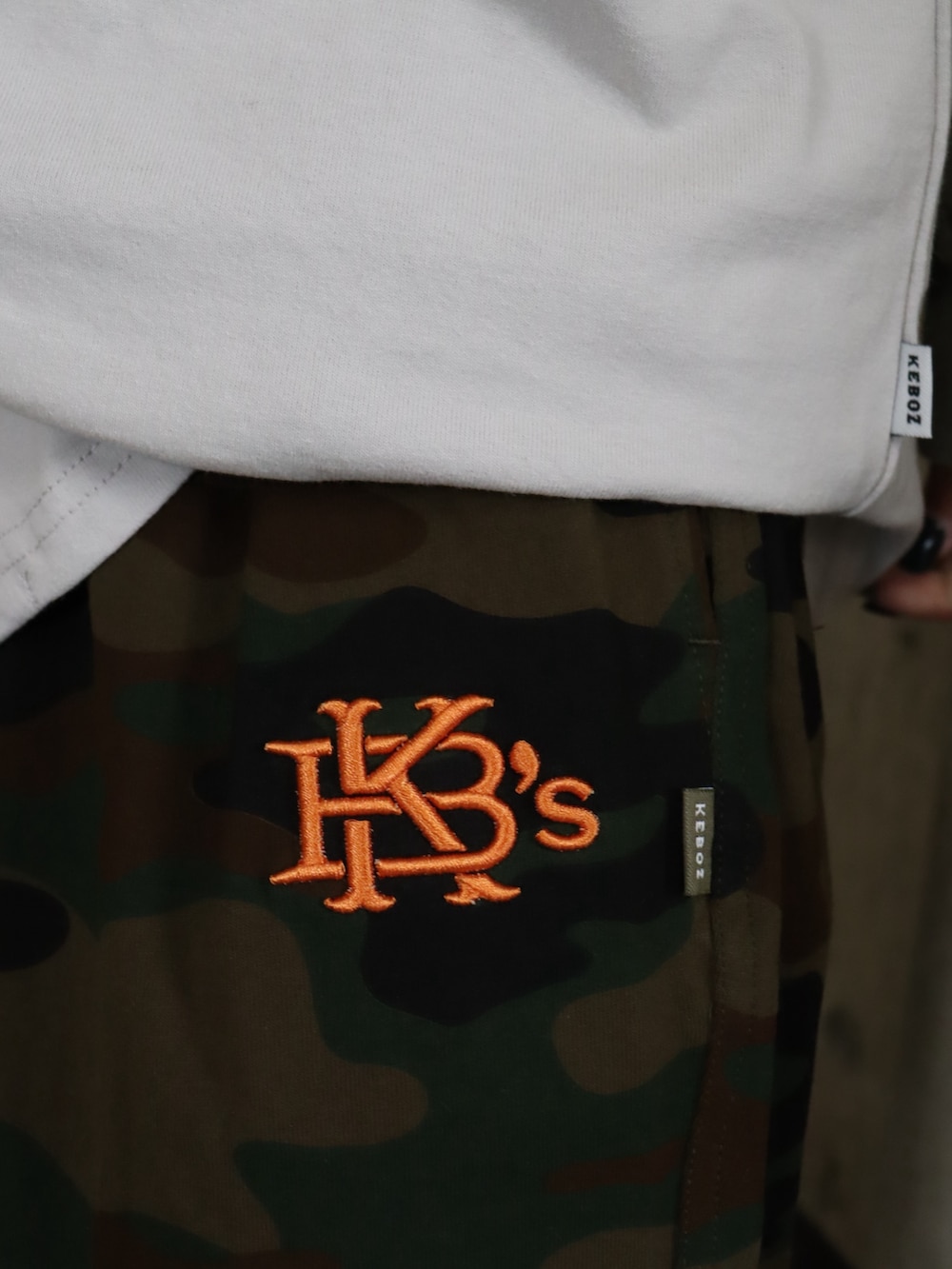 グレー系のシャツ/ブラウス、グリーン系のTシャツ/カットソー、その他のカーゴパンツを着用したレディースの春コーディネートの5枚目の写真