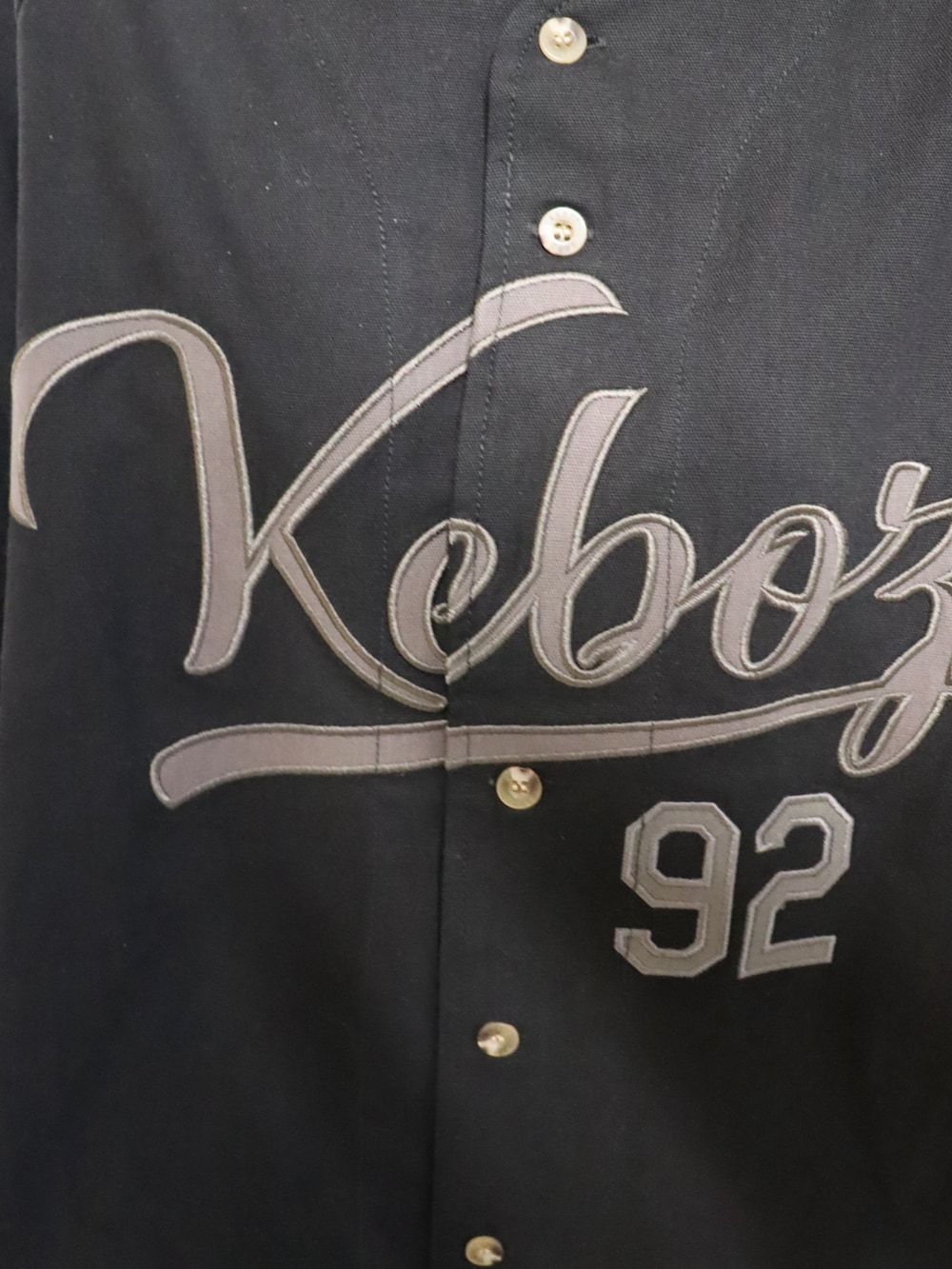 ブラック系のその他パンツ、ブラック系のシャツ/ブラウス、ホワイト系のTシャツ/カットソーを着用したレディースの春コーディネートの4枚目の写真