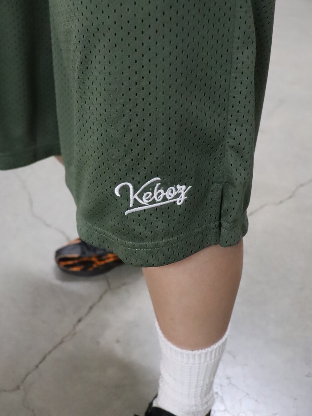 グリーン系のその他パンツ、グレー系のTシャツ/カットソー、ホワイト系のソックス/靴下を着用したレディースの夏コーディネートの7枚目の写真