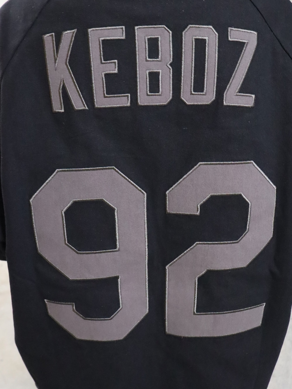 ブラック系のその他パンツ、ブラック系のシャツ/ブラウス、ホワイト系のTシャツ/カットソーを着用したレディースの春コーディネートの5枚目の写真