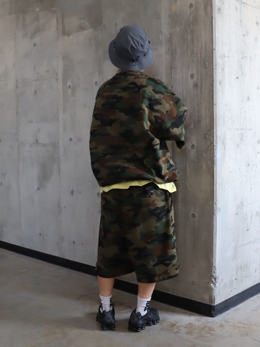 その他のTシャツ/カットソー、その他のスウェットパンツ、イエロー系のTシャツ/カットソーを着用したレディースの夏コーディネートの2枚目の写真