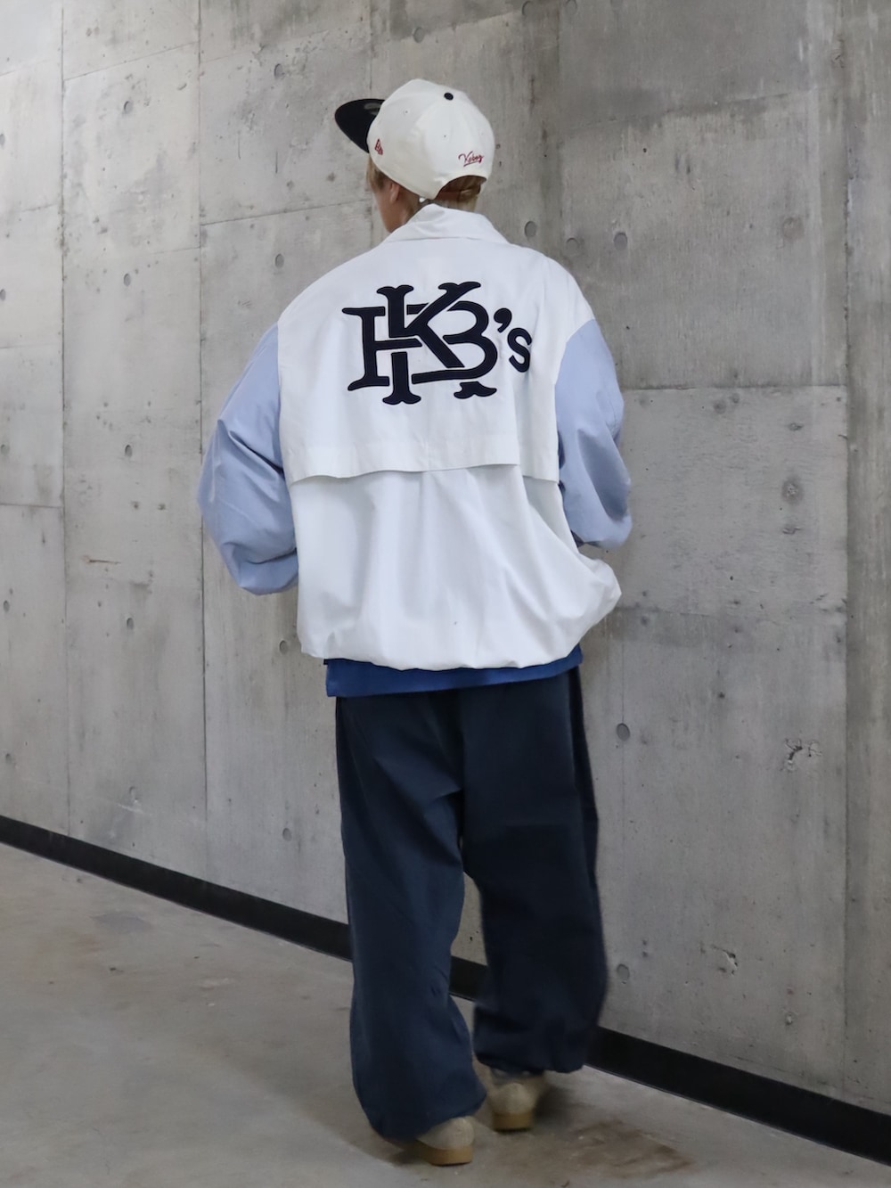 ホワイト系のナイロンジャケット、ブルー系のTシャツ/カットソー、ブルー系のパンツを着用したレディースの春コーディネートの3枚目の写真