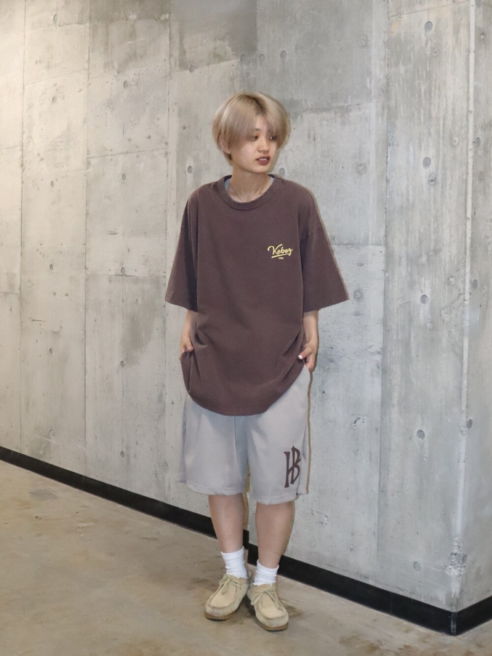 ブラウン系のTシャツ/カットソー、ベージュ系のその他パンツを着用したレディースの春コーディネートの3枚目の写真