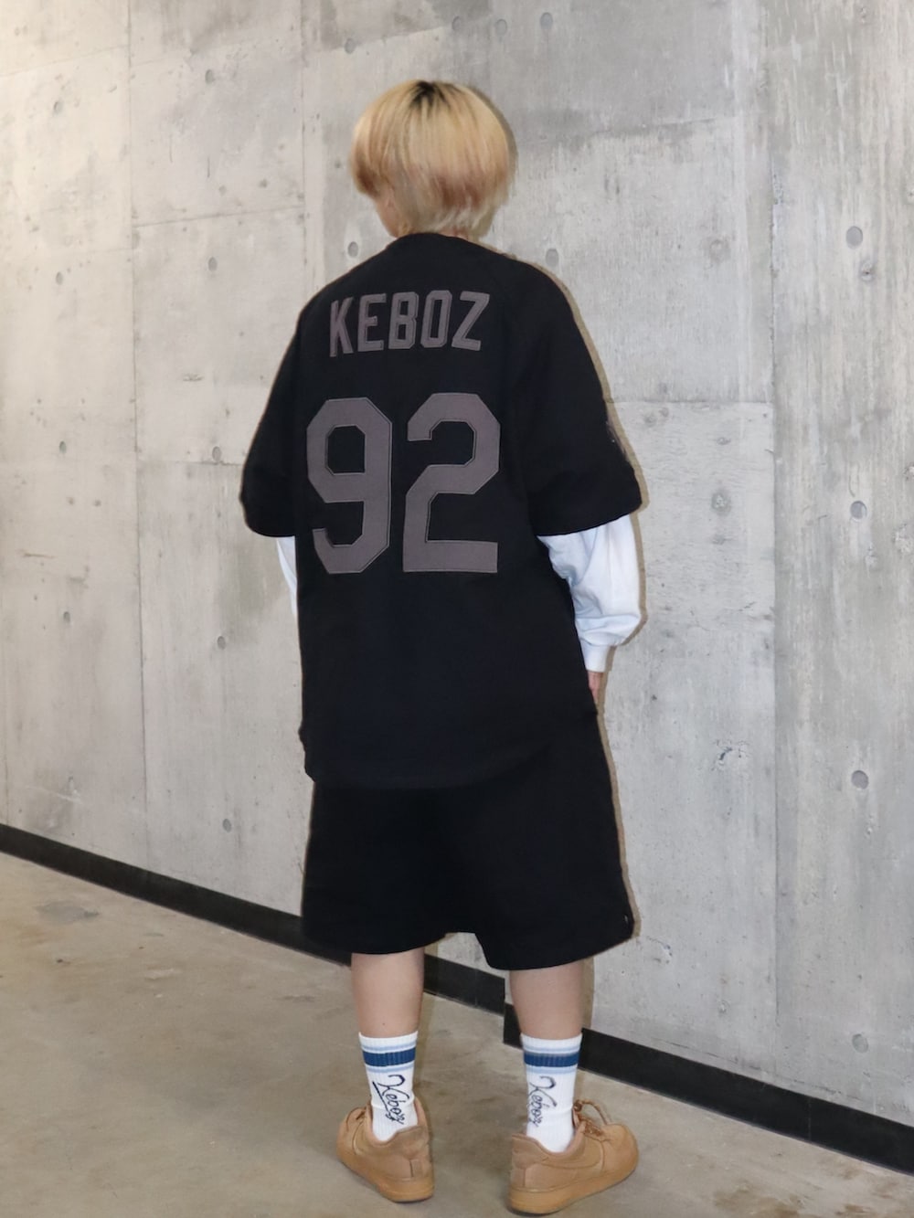 ブラック系のその他パンツ、ブラック系のシャツ/ブラウス、ホワイト系のTシャツ/カットソーを着用したレディースの春コーディネートの3枚目の写真