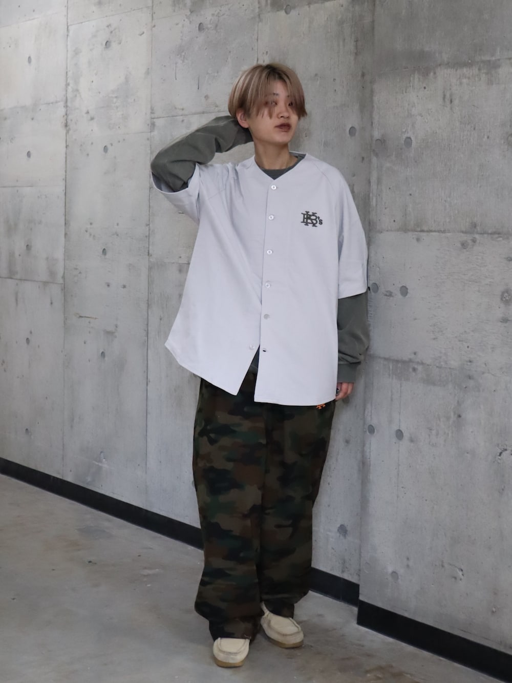 グレー系のシャツ/ブラウス、グリーン系のTシャツ/カットソー、その他のカーゴパンツを着用したレディースの春コーディネートの2枚目の写真