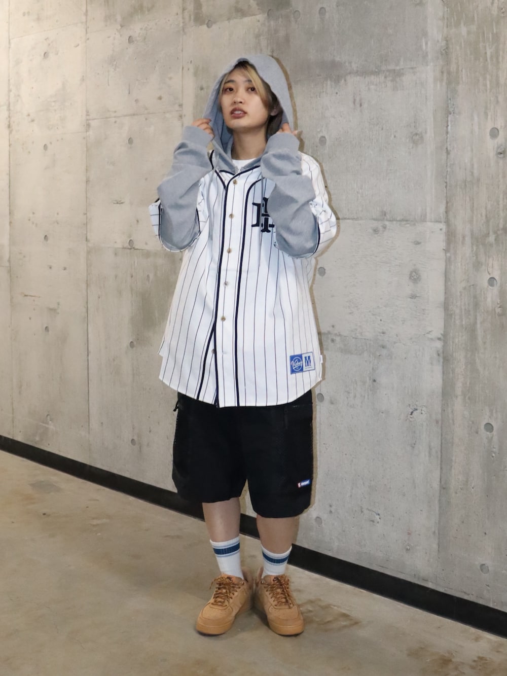 ホワイト系のTシャツ/カットソー、ホワイト系のシャツ/ブラウス、ブラック系のその他パンツを着用したレディースの春コーディネートの2枚目の写真
