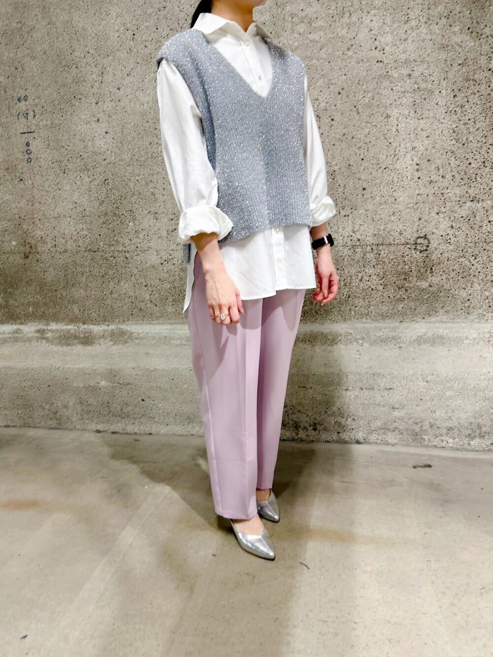 ピンク系のその他パンツ、シルバー系のニット/セーター、ホワイト系のシャツ/ブラウスを着用したレディースの冬コーディネートの3枚目の写真