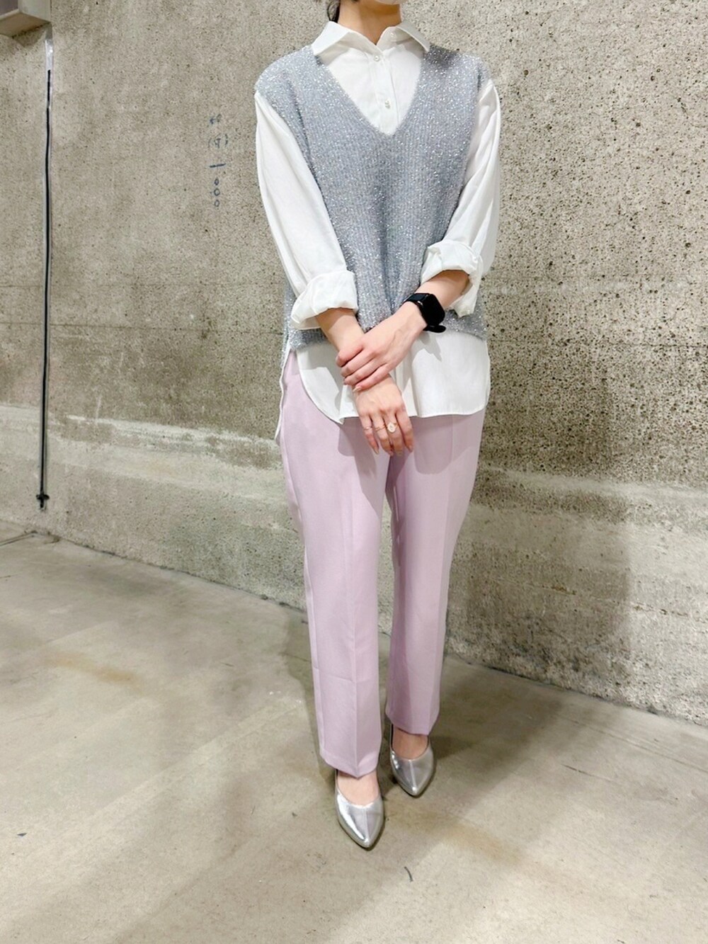 ピンク系のその他パンツ、シルバー系のニット/セーター、ホワイト系のシャツ/ブラウスを着用したレディースの冬コーディネートの2枚目の写真