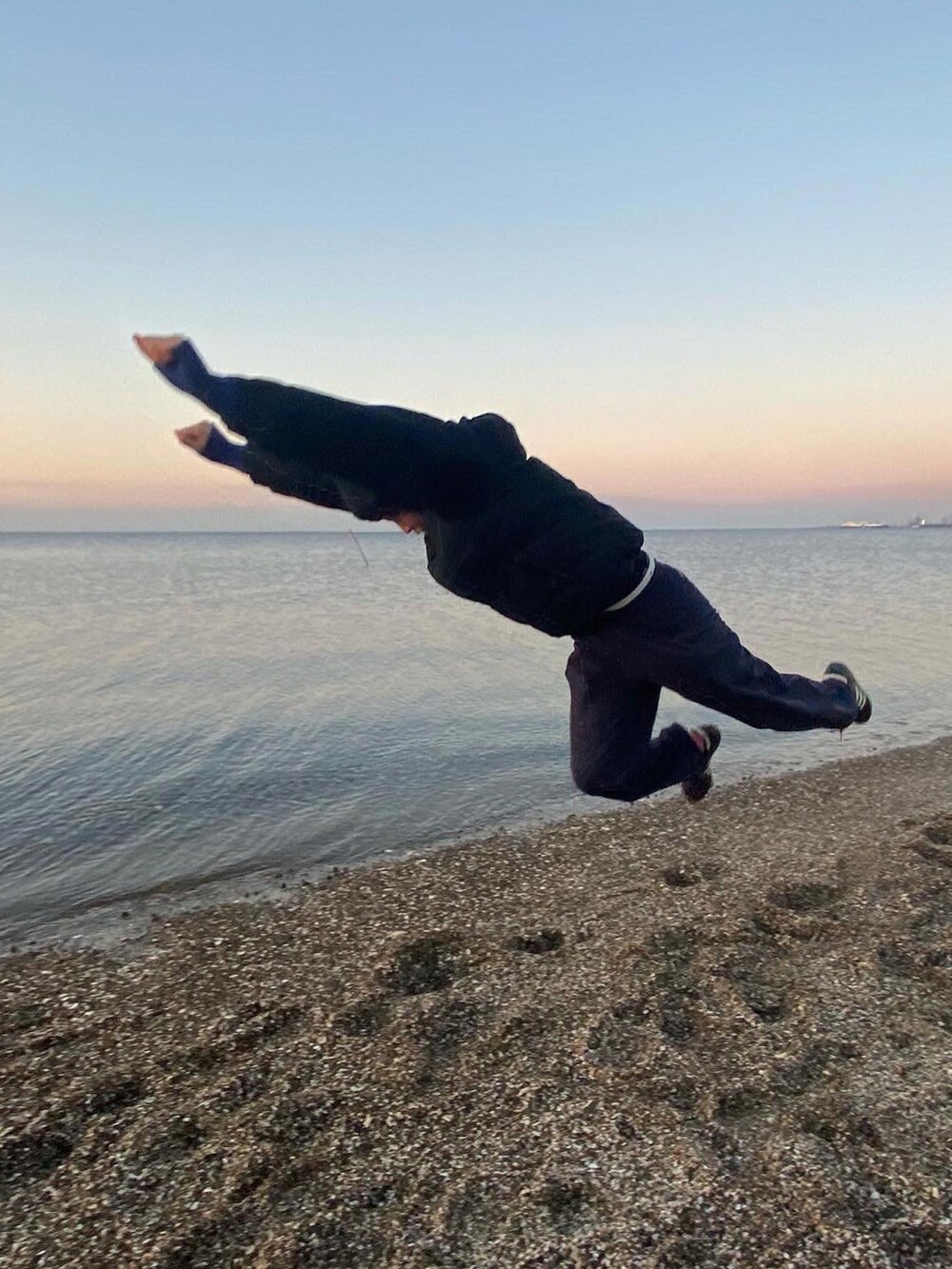 ブラック系のスニーカー、ブラック系のその他パンツ、ブラック系のダウンジャケット/コートを着用したレディースの冬コーディネートの2枚目の写真