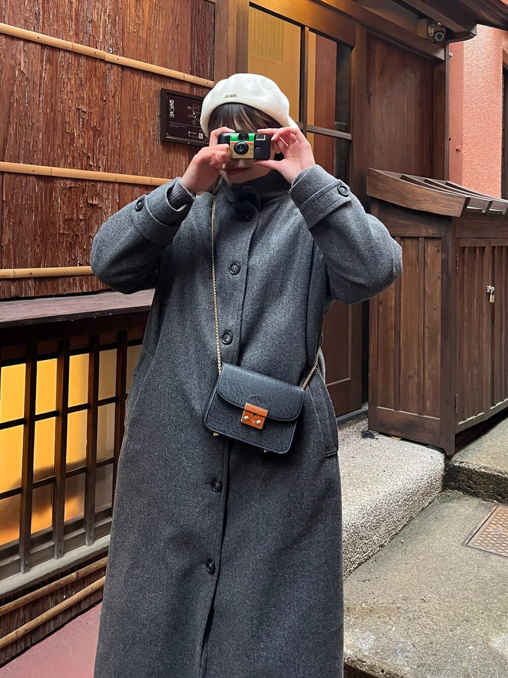 グレー系のジャケット/アウター、レッド系のニット/セーター、グレー系のパンツを着用したレディースの春コーディネートの2枚目の写真