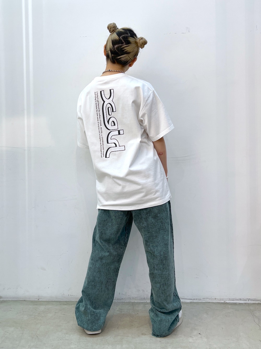 ブラック系のショルダーバッグ、ホワイト系のTシャツ/カットソー、グリーン系のスウェットパンツを着用したレディースの夏コーディネートの2枚目の写真