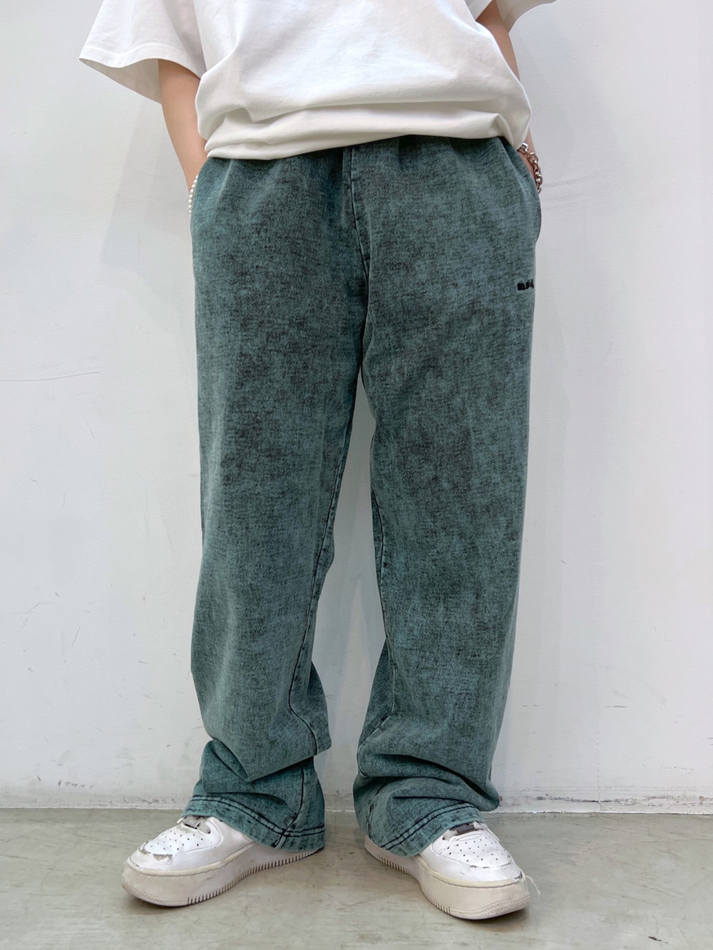 ブラック系のショルダーバッグ、ホワイト系のTシャツ/カットソー、グリーン系のスウェットパンツを着用したレディースの夏コーディネートの5枚目の写真