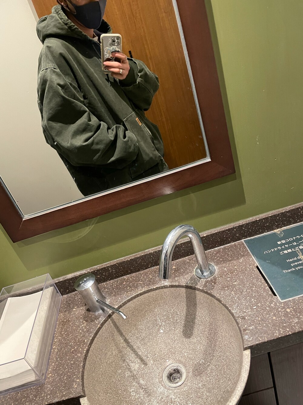 グリーン系のその他アウターを着用したメンズの冬コーディネートの2枚目の写真