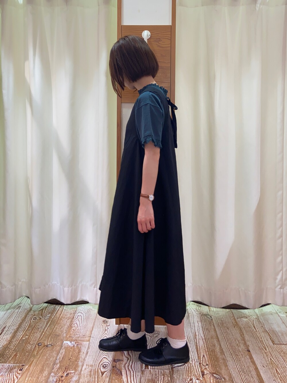 ブラック系のワンピース、グリーン系のシャツ/ブラウスを着用したレディースの夏コーディネートの2枚目の写真