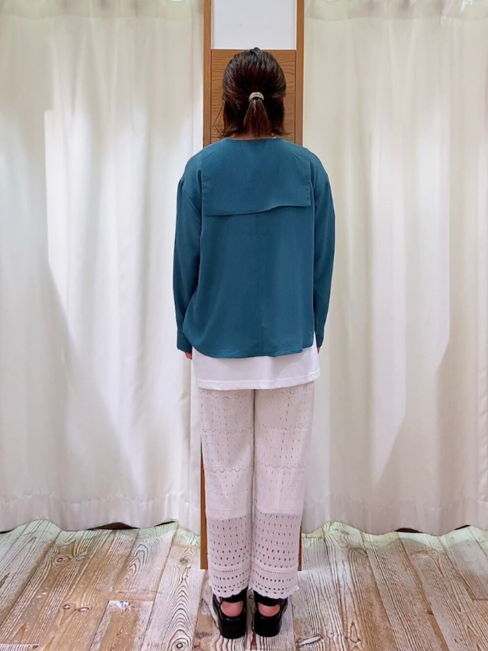 グリーン系のシャツ/ブラウス、ホワイト系のTシャツ/カットソー、ホワイト系のその他パンツを着用したレディースの春コーディネートの3枚目の写真