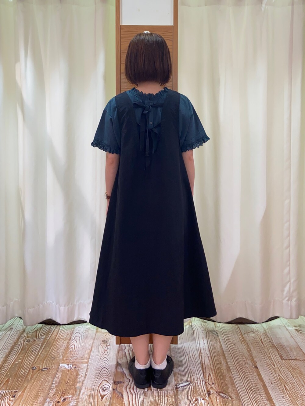 ブラック系のワンピース、グリーン系のシャツ/ブラウスを着用したレディースの夏コーディネートの3枚目の写真